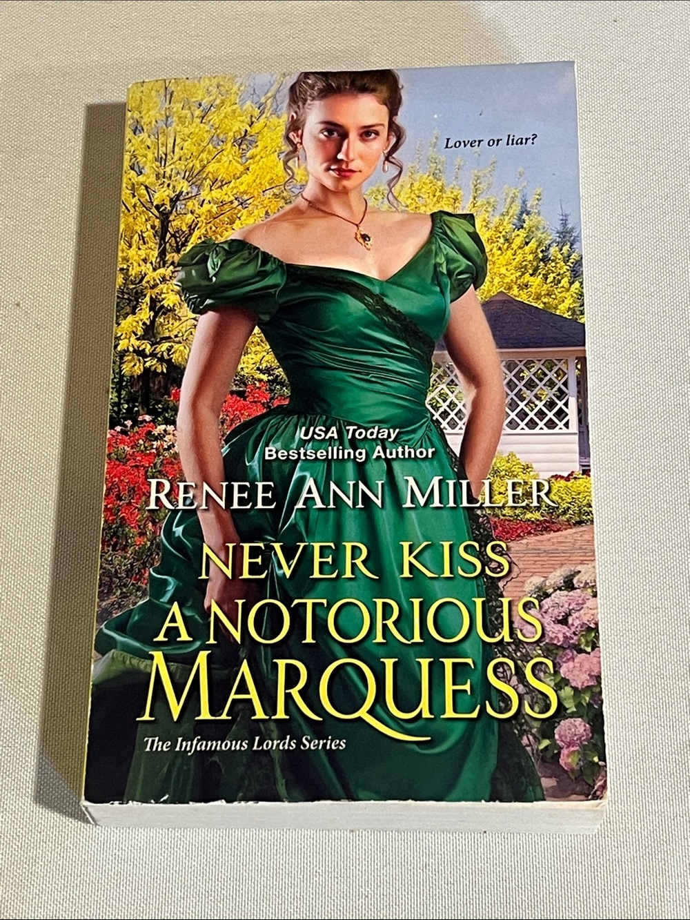 Never Kiss a Notorious Marquess by Renee Ann Miller - Green Cover